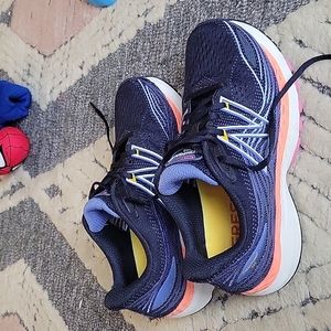 New balance fresh foam 860 sneakers. Like new. Navy blue. 6.5 womens